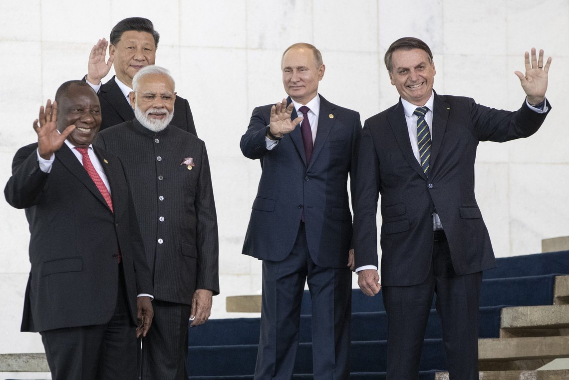 Mektige menn. Syd-Afrikas president Cyril Ramaphosa, Kinas president Xi Jinping, Indias statsminister Narendra Modi, Russlands president Vladimir Putin og Brasils president Jair Bolsonaro poserer under et tidligere toppmøte i BRICS. Foto: Pavel Golovkin / AP / NTB Mektige menn. Syd-Afrikas president Cyril Ramaphosa, Kinas president Xi Jinping, Indias statsminister Narendra Modi, Russlands president Vladimir Putin og Brasils president Jair Bolsonaro poserer under et tidligere toppmøte i BRICS. Foto: Pavel Golovkin / AP / NTB