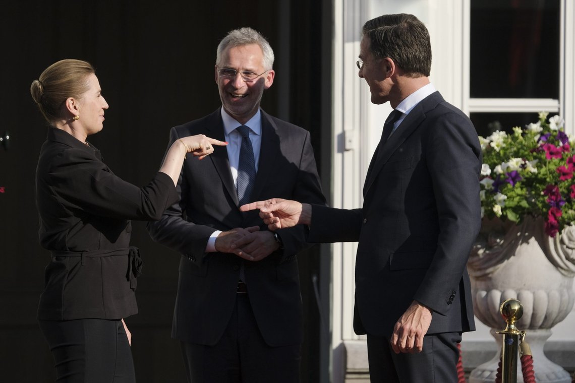 Natos generalsekretær Jens Stoltenberg ønskes velkommen av Nederlands statsminister Mark Rutte og Danmarks statsminister Mette Frederiksen. Foto: Patrick Post / AP / NTB Natos generalsekretær Jens Stoltenberg ønskes velkommen av Nederlands statsminister Mark Rutte og Danmarks statsminister Mette Frederiksen. Foto: Patrick Post / AP / NTB