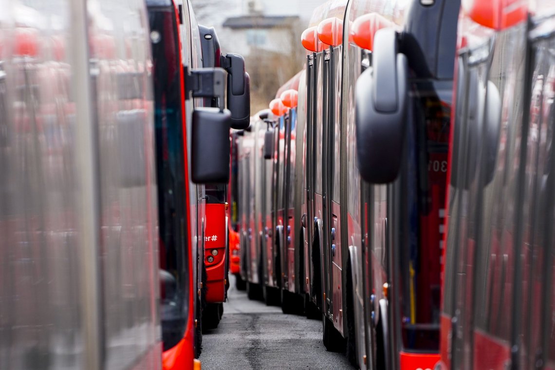 Parkerte busser i Oslo. LO vil stanse konkurranseutsetting av kollektivtransport. Foto: Lise Åserud / NTB Parkerte busser i Oslo. LO vil stanse konkurranseutsetting av kollektivtransport. Foto: Lise Åserud / NTB