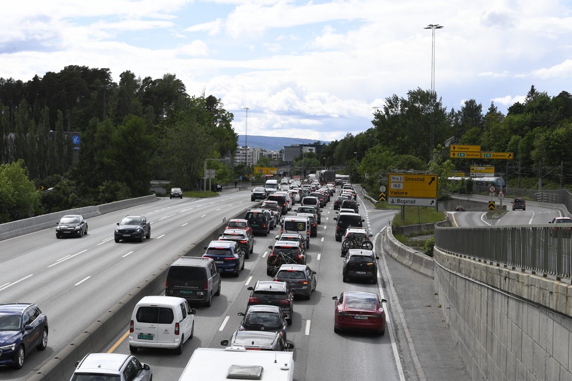 Nye Veier peker på at en mellomløsning med en to- eller trefelts vei fort kan bli dyrt, og gi negative konsekvenser for klima og miljø, dersom veien senere må oppgraderes til firefelts motorvei. Foto: Annika Byrde / NTB Nye Veier peker på at en mellomløsning med en to- eller trefelts vei fort kan bli dyrt, og gi negative konsekvenser for klima og miljø, dersom veien senere må oppgraderes til firefelts motorvei. Foto: Annika Byrde / NTB