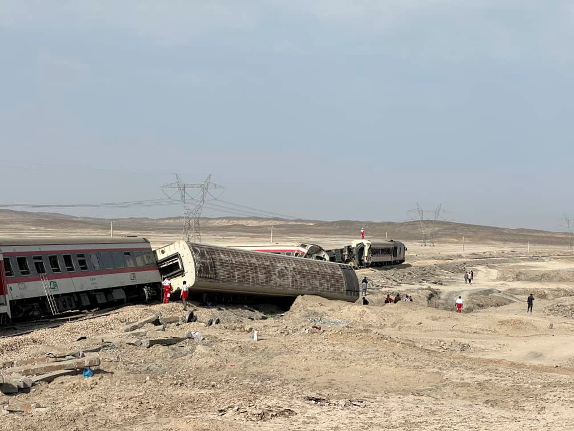 Dødstallene etter en togulykke i Iran idag stiger. Flere av de skadede er i en kritisk tilstand. Foto: Iranian Red Crescent Society via AP / NTB Dødstallene etter en togulykke i Iran idag stiger. Flere av de skadede er i en kritisk tilstand. Foto: Iranian Red Crescent Society via AP / NTB