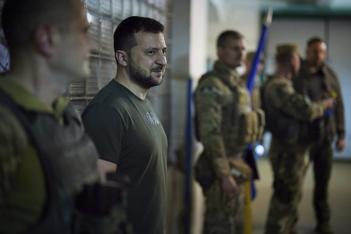 Ukrainas president Volodymyr Zelenskyj sier at å ende opp i en fastlåst situasjon med Russland ikke er et alternativ for Ukraina. Her er han ved fronten i Donetsk, øst i Ukraina. Foto: Det ukrainske presidentkontoret / AP / NTB Ukrainas president Volodymyr Zelenskyj sier at å ende opp i en fastlåst situasjon med Russland ikke er et alternativ for Ukraina. Her er han ved fronten i Donetsk, øst i Ukraina. Foto: Det ukrainske presidentkontoret / AP / NTB