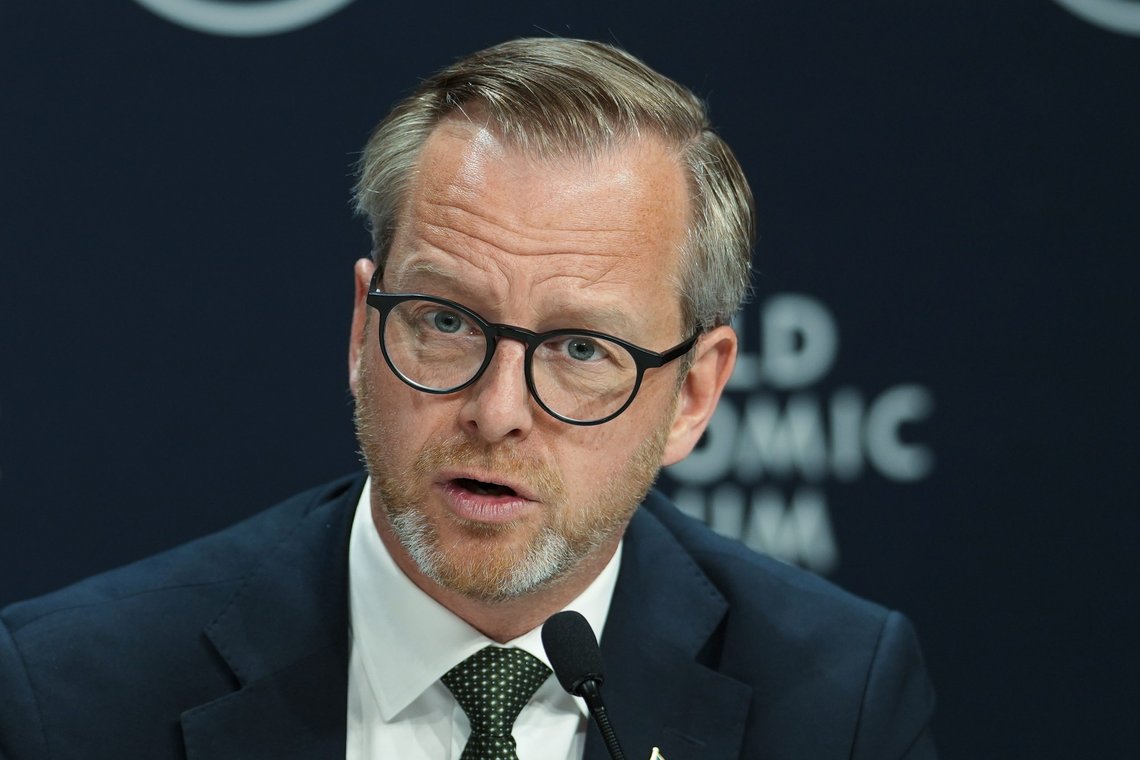 Sveriges finansminister Mikael Damberg deltok i mai på møtet i Davos, i regi av World Economic Forum. Nå varsler han tøffe tider for svensk økonomi. Middelklassen må forberede seg på WEFs drøm: You'll own nothing, and you will be happy! Foto: AP /Markus Schreiber /NTB Sveriges finansminister Mikael Damberg deltok i mai på møtet i Davos, i regi av World Economic Forum. Nå varsler han tøffe tider for svensk økonomi. Middelklassen må forberede seg på WEFs drøm: You'll own nothing, and you will be happy! Foto: AP /Markus Schreiber /NTB
