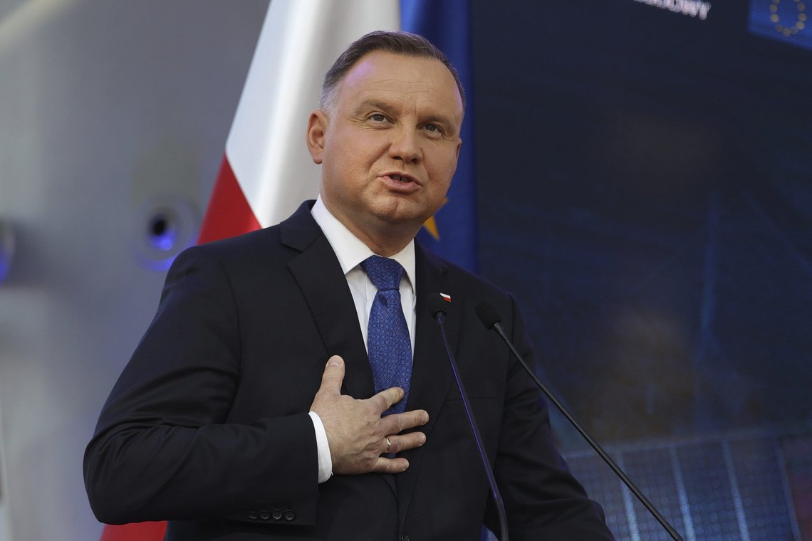 President Andrzej Duda sier at Polen har gitt nærmere 16 milliarder kroner i militær støtte til Ukraina. Foto: Michal Dyjuk, AP / NTB. President Andrzej Duda sier at Polen har gitt nærmere 16 milliarder kroner i militær støtte til Ukraina. Foto: Michal Dyjuk, AP / NTB.