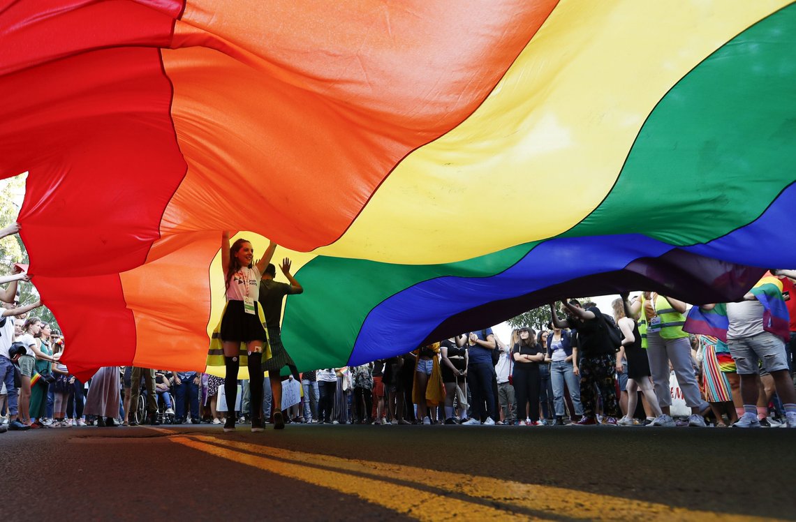 30 menn «av sydlig opprinnelse» angrep en gay pride-parade i Tyskland lørdag og antente et regnbueflagg. Ofrene ble påført hjernerystelse og beinbrudd. Illustrasjonsfoto: Darko Vojinovic / AP / NTB 30 menn «av sydlig opprinnelse» angrep en gay pride-parade i Tyskland lørdag og antente et regnbueflagg. Ofrene ble påført hjernerystelse og beinbrudd. Illustrasjonsfoto: Darko Vojinovic / AP / NTB
