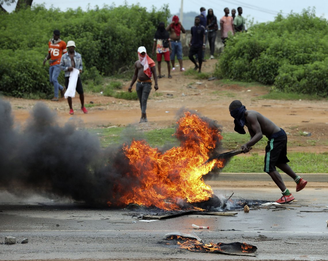 Dette arkivbildet fra 2019 viser voldelige protester mot sørafrikanske butikker i Abuja, Nigeria. Foto: AP-NTB. Dette arkivbildet fra 2019 viser voldelige protester mot sørafrikanske butikker i Abuja, Nigeria. Foto: AP-NTB.