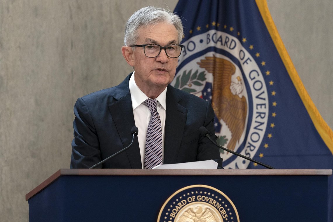 Sjefen for USAs sentralbank Federal Reserve, Jerome Powell, vil begrense inflasjonen ved å redusere lønningene til arbeidere. Foto: Jose Luis Magana / AP / NTB Sjefen for USAs sentralbank Federal Reserve, Jerome Powell, vil begrense inflasjonen ved å redusere lønningene til arbeidere. Foto: Jose Luis Magana / AP / NTB