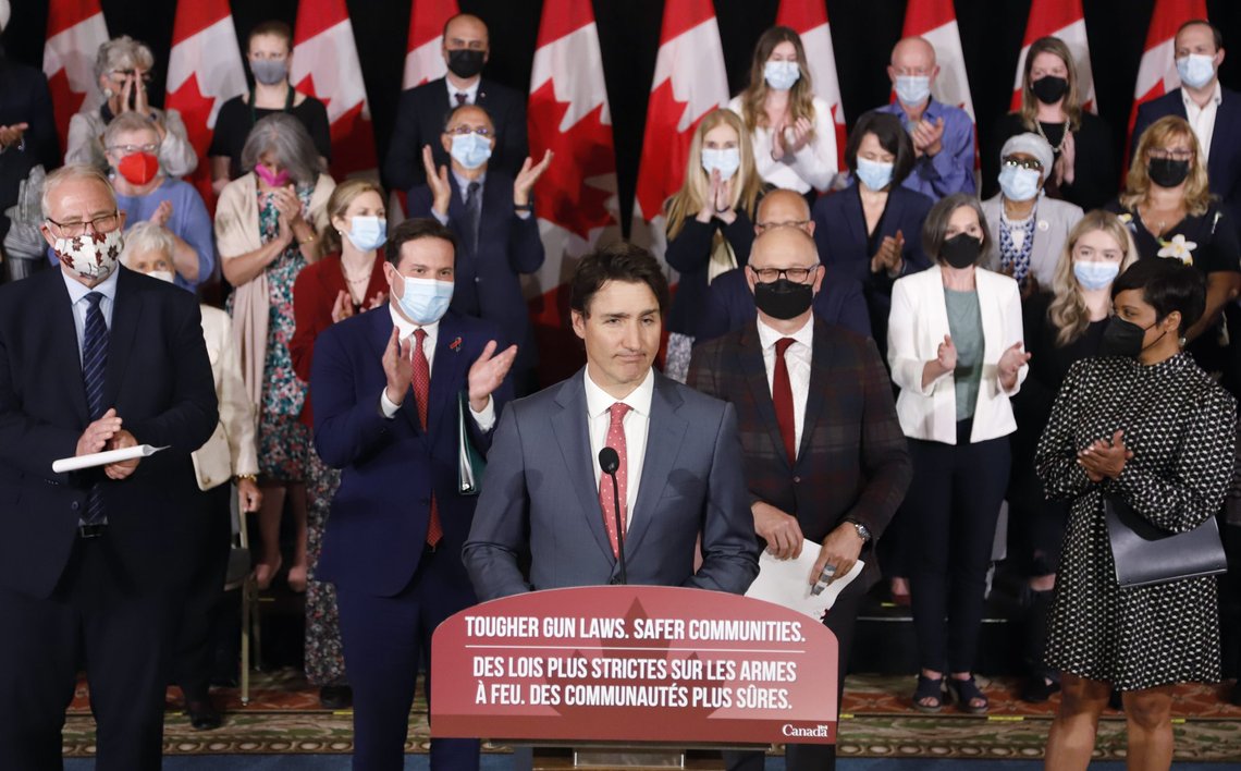 I slutten av mai kunngjorde Canadas statsminister Justin Trudeau nye og strengere våpenregler, der målet blant annet er å få ned våpenbasert vold i landet. Det har ført til et rush til våpenbutikker av folk som ønsker å skaffe seg håndvåpen før et forbud trer i kraft. Foto: AP / NTB I slutten av mai kunngjorde Canadas statsminister Justin Trudeau nye og strengere våpenregler, der målet blant annet er å få ned våpenbasert vold i landet. Det har ført til et rush til våpenbutikker av folk som ønsker å skaffe seg håndvåpen før et forbud trer i kraft. Foto: AP / NTB