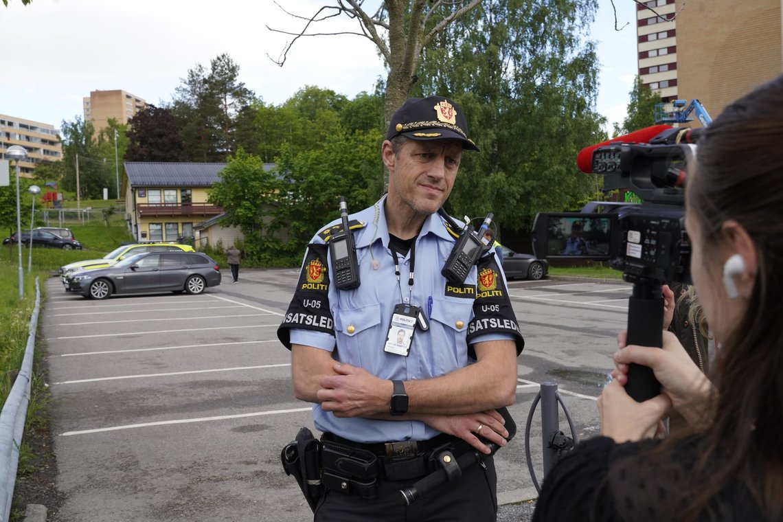 Innsatsleder Nicolai Backe-Henden på stedet etter at en mann ble funet skutt på Trosterud, øst i Oslo, onsdag ettermiddag. Foto: Terje Bendiksby / NTB Innsatsleder Nicolai Backe-Henden på stedet etter at en mann ble funet skutt på Trosterud, øst i Oslo, onsdag ettermiddag. Foto: Terje Bendiksby / NTB