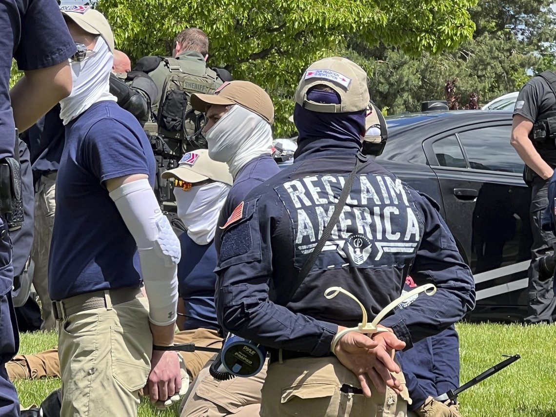 FBI fortsetter i samme spor som med kidnappingen av guvernøren I Michigan i oktober 2020. Når man ikke finner ekte høyreekstreme, lager man falske. Denne gjengen Patiot Front har dukket opp flere steder. Men de avgir en umiskjennelig lukt: FED. Billedtekst: Authorities arrest members of the white supremacist group Patriot Front near an Idaho pride event Saturday, June 11, 2022, after they were found packed into the back of a U-Haul truck with riot gear. (Georji Brown via AP/NTB FBI fortsetter i samme spor som med kidnappingen av guvernøren I Michigan i oktober 2020. Når man ikke finner ekte høyreekstreme, lager man falske. Denne gjengen Patiot Front har dukket opp flere steder. Men de avgir en umiskjennelig lukt: FED. Billedtekst: Authorities arrest members of the white supremacist group Patriot Front near an Idaho pride event Saturday, June 11, 2022, after they were found packed into the back of a U-Haul truck with riot gear. (Georji Brown via AP/NTB