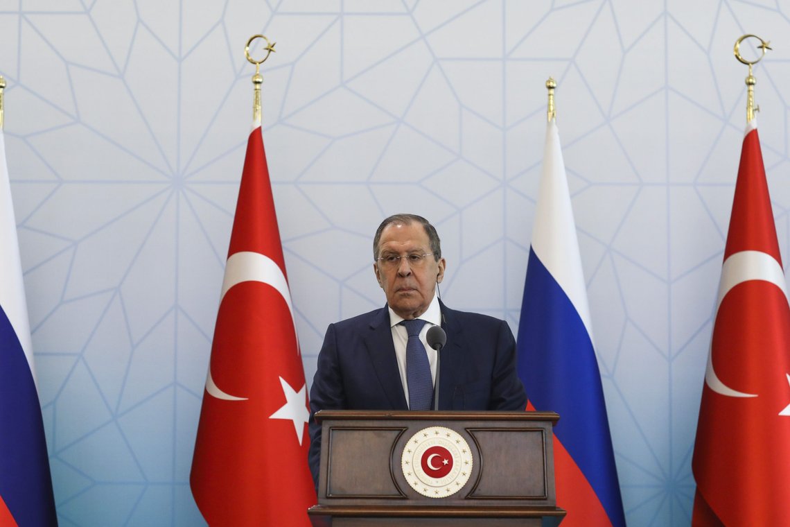 Russlands utenriksminister Sergej Lavrov sier Russland vil sørge for sikre passasjer for skip som forlater ukrainske farvann. Foto: Burhan Ozbilici, AP / NTB. Russlands utenriksminister Sergej Lavrov sier Russland vil sørge for sikre passasjer for skip som forlater ukrainske farvann. Foto: Burhan Ozbilici, AP / NTB.