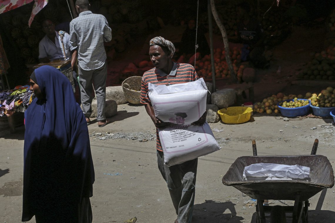 Prisen på hvetemel har steget med 45 prosent i Afrika etter at krigen i Ukraina startet. Men situasjonen hadde ikke vært så alvorlig hvis Afrika produserte mer av maten selv. Foto: Farah Abdi Warsameh / AP / NTB Prisen på hvetemel har steget med 45 prosent i Afrika etter at krigen i Ukraina startet. Men situasjonen hadde ikke vært så alvorlig hvis Afrika produserte mer av maten selv. Foto: Farah Abdi Warsameh / AP / NTB