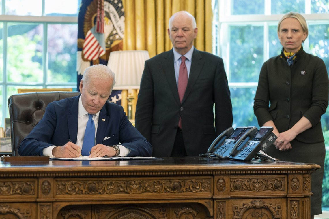 Joe Biden framskyndet i mai våpenhjelpen til Ukraina ved å signere en Lend-lease Act, basert på en mekanisme fra 2. verdenskrig. Foto: / AP / NTB Joe Biden framskyndet i mai våpenhjelpen til Ukraina ved å signere en Lend-lease Act, basert på en mekanisme fra 2. verdenskrig. Foto: / AP / NTB