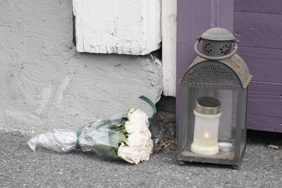 Blomster og lys foran inngangen til et av åstedene i Kongsberg. Flere av ofrene ble myrdet i eget hjem. Foto: Terje Pedersen / NTB Blomster og lys foran inngangen til et av åstedene i Kongsberg. Flere av ofrene ble myrdet i eget hjem. Foto: Terje Pedersen / NTB