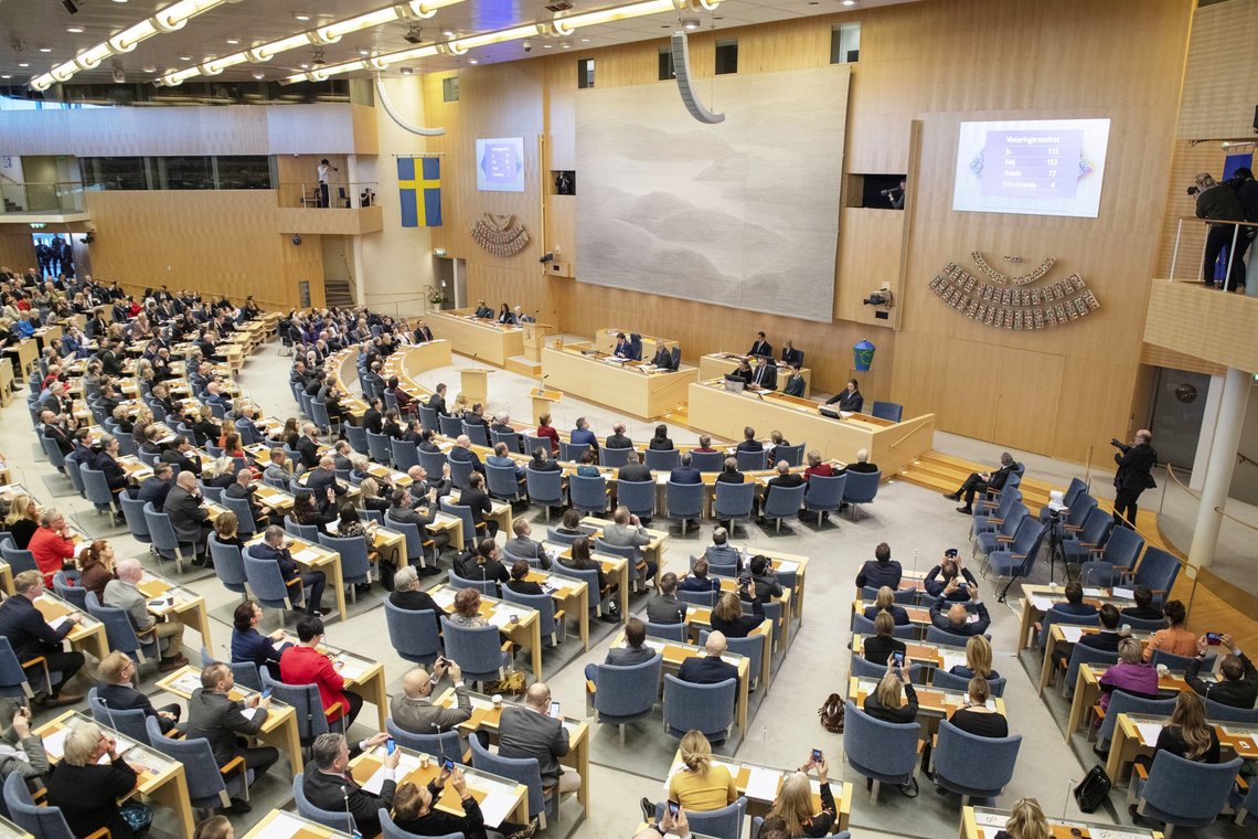 STOCKHOLM, SVERIGE 20190118.
Socialdemokraternas Stefan Löfven har av riksdagen röstats fram som Sveriges statsminister. Färre än 175 ledamöter röstade emot honom. Som väntat släppte riksdagen fram Löfven som statsminister. För det krävdes att han inte fick en majoritet emot sig. Det blev 153 nej-röster från M, KD och SD. Det hade krävts 175 nej-röster för att stoppa Löfven.
S och MP:s 115 ledamöter röstade ja, medan 77 ledamöter från C, L och V tryckte gul knapp, det vill säga varken ja eller nej.
Foto: Jessica Gow/TT NYHETSBYRÅN / NTB STOCKHOLM, SVERIGE 20190118.
Socialdemokraternas Stefan Löfven har av riksdagen röstats fram som Sveriges statsminister. Färre än 175 ledamöter röstade emot honom. Som väntat släppte riksdagen fram Löfven som statsminister. För det krävdes att han inte fick en majoritet emot sig. Det blev 153 nej-röster från M, KD och SD. Det hade krävts 175 nej-röster för att stoppa Löfven.
S och MP:s 115 ledamöter röstade ja, medan 77 ledamöter från C, L och V tryckte gul knapp, det vill säga varken ja eller nej.
Foto: Jessica Gow/TT NYHETSBYRÅN / NTB