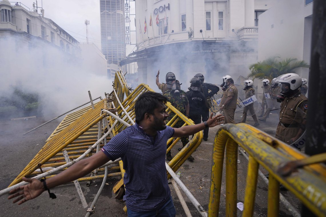 Antistatlige holdninger har utartet til tildels voldsomme demonstrasjoner på Sri Lanka. Politiet tok i bruk tåregass for å hindre demonstranter i å ta seg inn i politiets hovedkvarter i hovedstaden Colombo 9. juni. Foto: Eranga Jayawardena / AP / NTB Antistatlige holdninger har utartet til tildels voldsomme demonstrasjoner på Sri Lanka. Politiet tok i bruk tåregass for å hindre demonstranter i å ta seg inn i politiets hovedkvarter i hovedstaden Colombo 9. juni. Foto: Eranga Jayawardena / AP / NTB