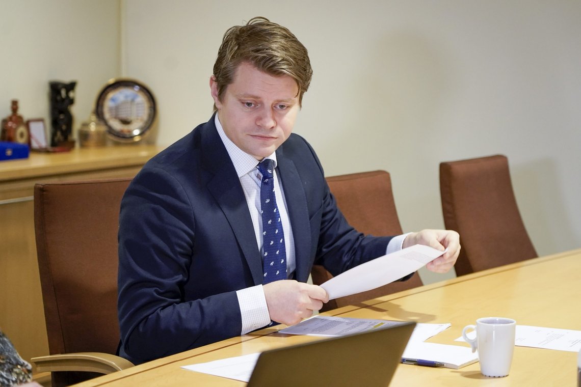 Oslo 20220218.
Peter A. Frølich (H) og kontrollkomiteen på Stortinget er innkalt til et ekstraordinært møte etter statsminister Jonas Gahr Støre (Ap) og finansminister Trygve Slagsvold Vedums (Sp) svar om utnevnelsen av Jens Stoltenberg til sentralbanksjef.
Foto: Terje Pedersen / NTB Oslo 20220218.
Peter A. Frølich (H) og kontrollkomiteen på Stortinget er innkalt til et ekstraordinært møte etter statsminister Jonas Gahr Støre (Ap) og finansminister Trygve Slagsvold Vedums (Sp) svar om utnevnelsen av Jens Stoltenberg til sentralbanksjef.
Foto: Terje Pedersen / NTB