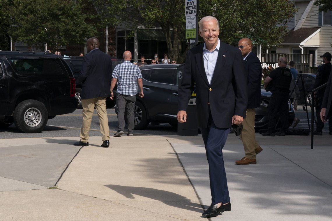 President Joe Biden er neppe riktig mann til å løse den dype krisen i amerikansk økonomi. Mye av krisen skyldes villet politikk som er innført av hans regime. Her etter et besøk i en katolsk kirke sist lørdag. Kanskje Biden tror bønn er det beste tiltaket? Foto: AP /Manuel Balce Ceneta /NTB President Joe Biden er neppe riktig mann til å løse den dype krisen i amerikansk økonomi. Mye av krisen skyldes villet politikk som er innført av hans regime. Her etter et besøk i en katolsk kirke sist lørdag. Kanskje Biden tror bønn er det beste tiltaket? Foto: AP /Manuel Balce Ceneta /NTB