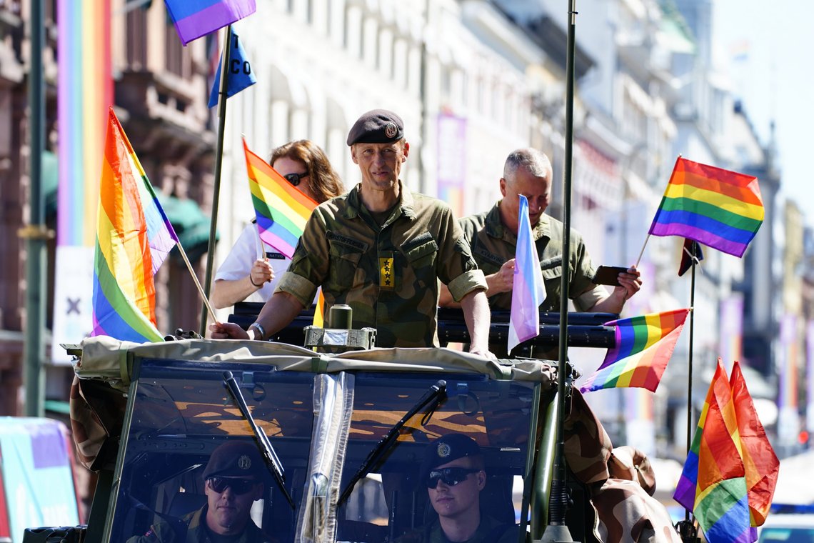 Forsvarssjef general Eirik Kristoffersen i Pride-paraden i Oslo i 2021. Foto: Terje Pedersen / NTB. Forsvarssjef general Eirik Kristoffersen i Pride-paraden i Oslo i 2021. Foto: Terje Pedersen / NTB.