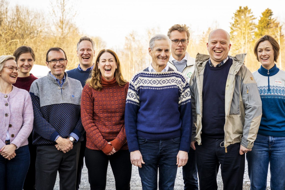 Smilene har stivnet. Billedtekst: Klekken 20220314.
Klækken Hotell.
Helse- og omsorgsminister Ingvild Kjerkol (Ap), barne- og familieminister Kjersti Toppe (Sp), Klima- og miljøminister Espen Barth Eide (Ap), samferdselsminister Jon-Ivar Nygård (Ap), kunnskapsminister Tonje Brenna (Ap), statsminister Jonas Gahr Støre (Ap), forsknings- og høyere utdanningsminister Ola Borten Moe (Sp), finansminister Trygve Slagsvold Vedum (Sp), kultur- og likestillingsminister Anette Trettebergstuen (Ap), samles til en gruppebilde før de starter arbeidet med budsjettet for 2023
Foto: Ole Berg-Rusten / NTB Smilene har stivnet. Billedtekst: Klekken 20220314.
Klækken Hotell.
Helse- og omsorgsminister Ingvild Kjerkol (Ap), barne- og familieminister Kjersti Toppe (Sp), Klima- og miljøminister Espen Barth Eide (Ap), samferdselsminister Jon-Ivar Nygård (Ap), kunnskapsminister Tonje Brenna (Ap), statsminister Jonas Gahr Støre (Ap), forsknings- og høyere utdanningsminister Ola Borten Moe (Sp), finansminister Trygve Slagsvold Vedum (Sp), kultur- og likestillingsminister Anette Trettebergstuen (Ap), samles til en gruppebilde før de starter arbeidet med budsjettet for 2023
Foto: Ole Berg-Rusten / NTB