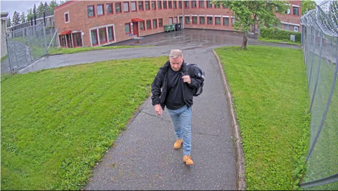 Overvåkningsfoto av etterlyste Stig Millehaugen der han går ut av Trondheim fengsel onsdag morgen. Foto: Trøndelag politidistrikt / NTB Overvåkningsfoto av etterlyste Stig Millehaugen der han går ut av Trondheim fengsel onsdag morgen. Foto: Trøndelag politidistrikt / NTB