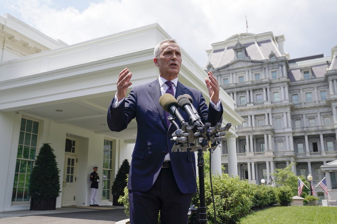 Natos generalsekretær Jens Stoltenberg møtte pressefolk utenfor Det hvite hus etter torsdagens møte med president Joe Biden. Foto: Evan Vucci / AP / NTB Natos generalsekretær Jens Stoltenberg møtte pressefolk utenfor Det hvite hus etter torsdagens møte med president Joe Biden. Foto: Evan Vucci / AP / NTB