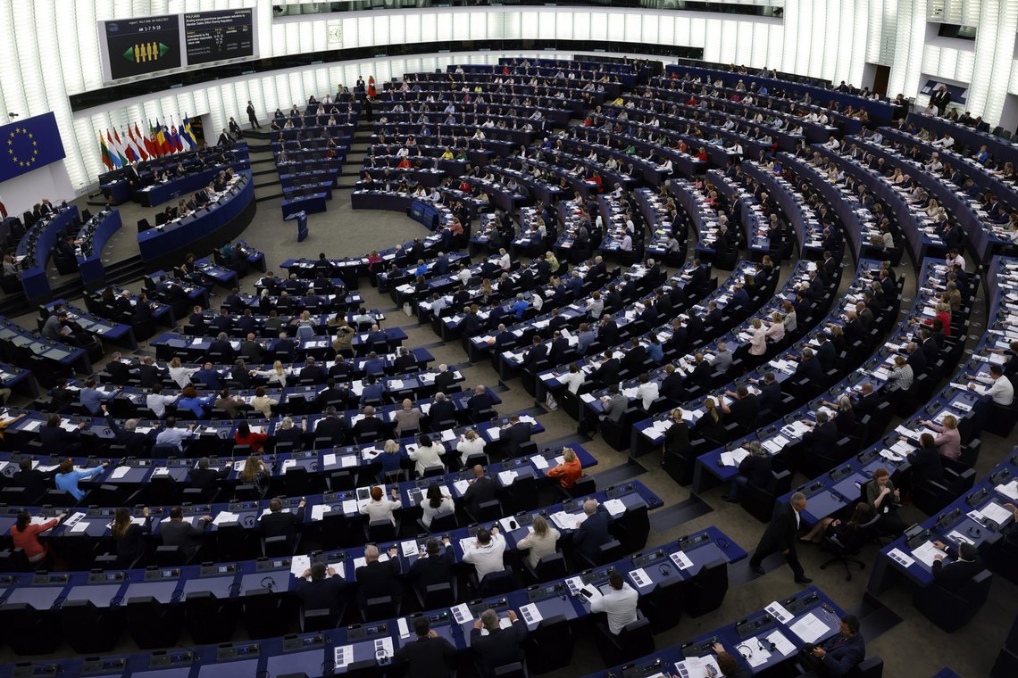 438 parlamentsmedlemmer stemte for, 65 mot og 94 avsto fra å stemme. Foto: Jean-Francois Badias / AP / NTB 438 parlamentsmedlemmer stemte for, 65 mot og 94 avsto fra å stemme. Foto: Jean-Francois Badias / AP / NTB