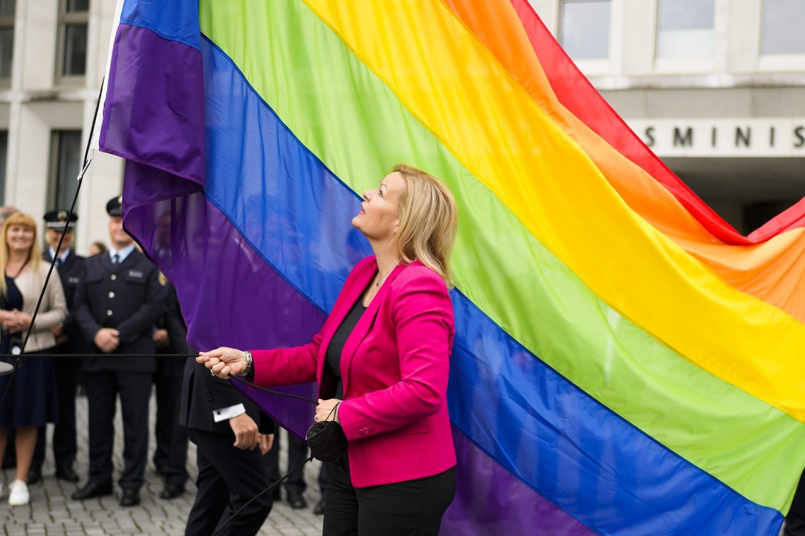 Tysklands innenriksminister Nancy Faeser (SPD) frykter ytre høyre, og foretrekker Pride. Nå vil hun forby anonyme kontoer på sosiale medier. Foto: AP /Markus Schreiber /NTB Tysklands innenriksminister Nancy Faeser (SPD) frykter ytre høyre, og foretrekker Pride. Nå vil hun forby anonyme kontoer på sosiale medier. Foto: AP /Markus Schreiber /NTB