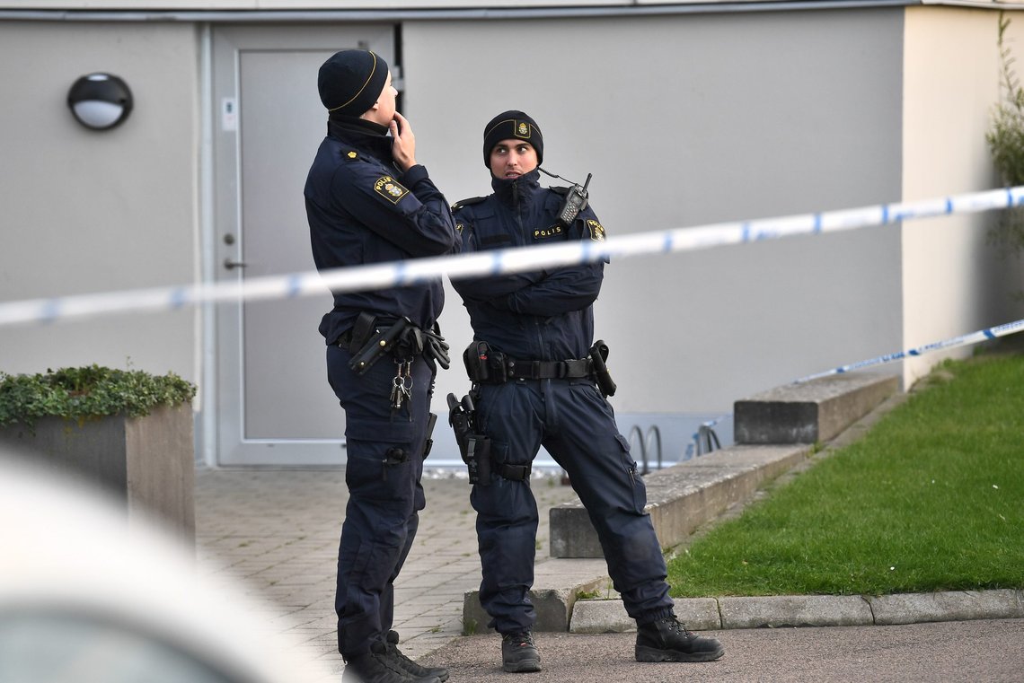 STORT OPPMØTE: Politiet er tilstede i stort monn i Västerås i Sverige med både helikopter og mange patruljer. Foto: Johan Nilsson/TT NYHETSBYRÅN / NTB STORT OPPMØTE: Politiet er tilstede i stort monn i Västerås i Sverige med både helikopter og mange patruljer. Foto: Johan Nilsson/TT NYHETSBYRÅN / NTB