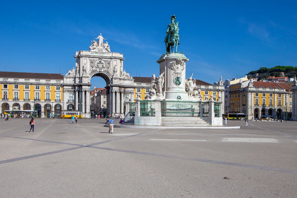Praça do Comércio i Lisboa er et av Europas vakreste torv. Det ligger sydvendt mot munningen av elven Tejo. Det var her kongene gikk i land når de kom sjøveien til Portugal. Foto: Arnt Jensvoll / Document Praça do Comércio i Lisboa er et av Europas vakreste torv. Det ligger sydvendt mot munningen av elven Tejo. Det var her kongene gikk i land når de kom sjøveien til Portugal. Foto: Arnt Jensvoll / Document