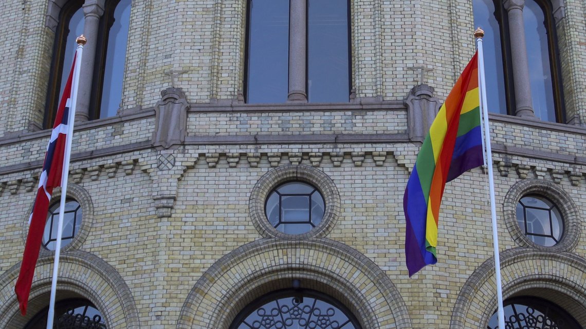 Regnbueflagget heises ved Stortinget for å markere åpningen av Pride i Oslo 18. juni 2022. Foto: Marianne Løvland / NTB (utsnitt). Regnbueflagget heises ved Stortinget for å markere åpningen av Pride i Oslo 18. juni 2022. Foto: Marianne Løvland / NTB (utsnitt).
