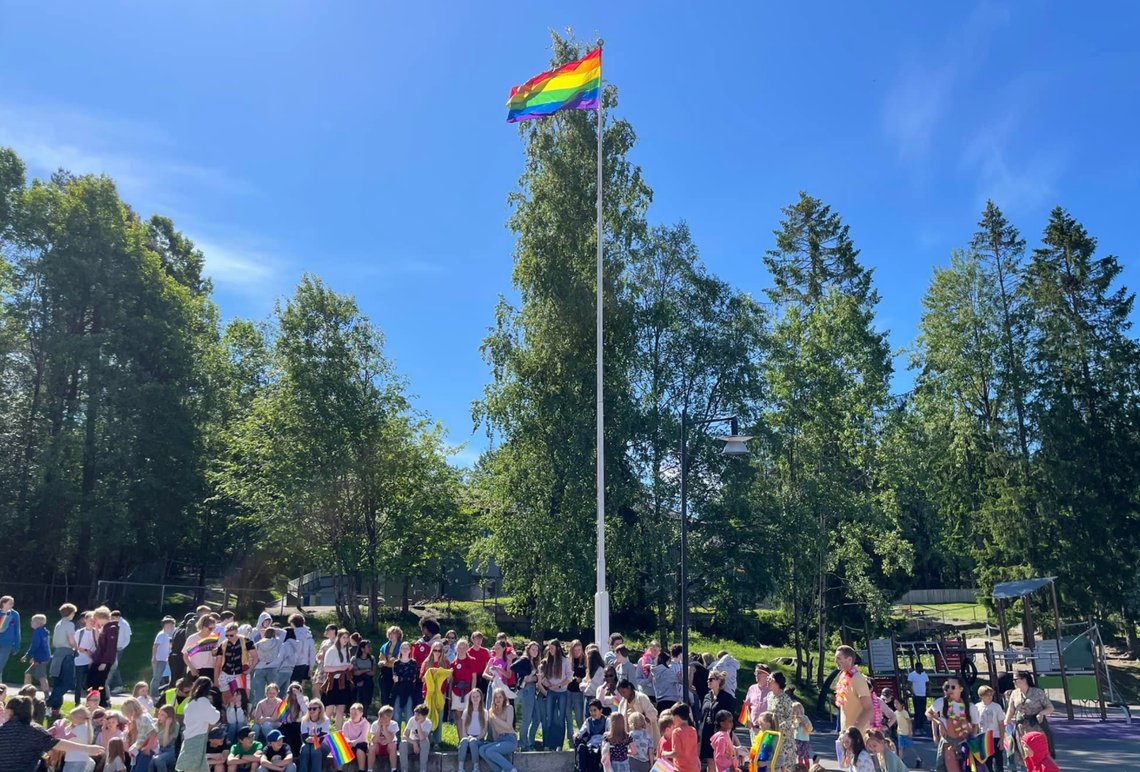 Rektor ved Bøler skole har nå hengt opp sitt tredje regnebueflagg. Klok av skade har hun sørget for å ha et lager i år. Her fra mandagens Pride-feiring på skolen. Foto: Bøler skole Rektor ved Bøler skole har nå hengt opp sitt tredje regnebueflagg. Klok av skade har hun sørget for å ha et lager i år. Her fra mandagens Pride-feiring på skolen. Foto: Bøler skole