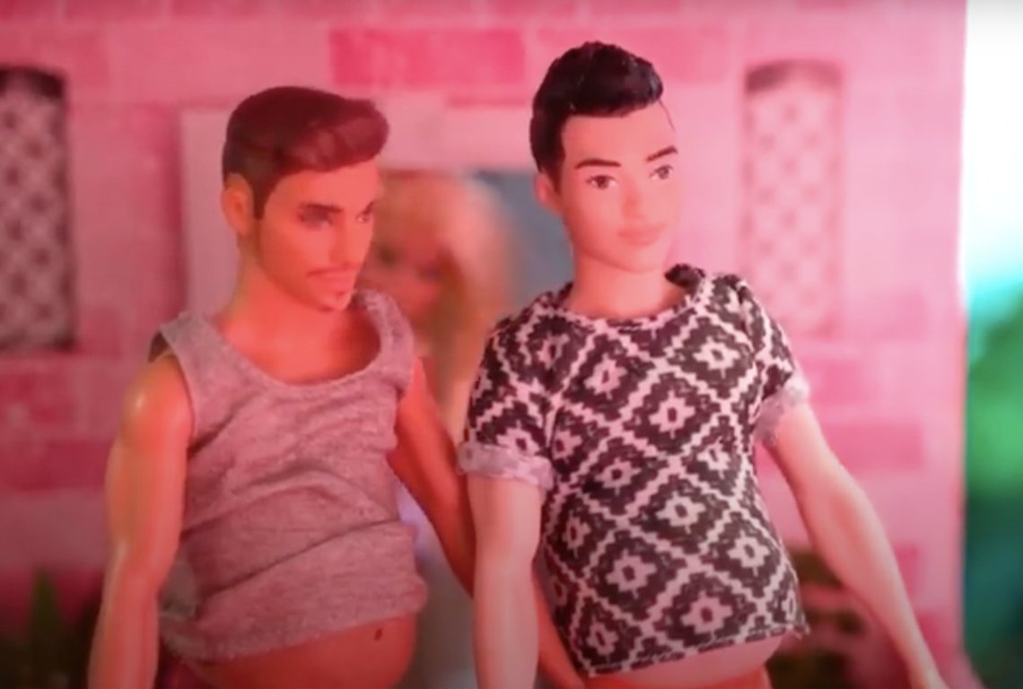 Barbies Ken er ikke Barbies lenger, nå er Ken gravid, sammen med en annen Ken. Foto: Stillbilde fra YouTube Barbies Ken er ikke Barbies lenger, nå er Ken gravid, sammen med en annen Ken. Foto: Stillbilde fra YouTube