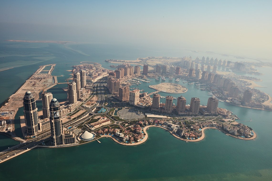 Reklamebildet viser The Pearl i Doha. Bakenfor hersker sharia-lover. Foto: Visit Qatar / Unsplash Reklamebildet viser The Pearl i Doha. Bakenfor hersker sharia-lover. Foto: Visit Qatar / Unsplash