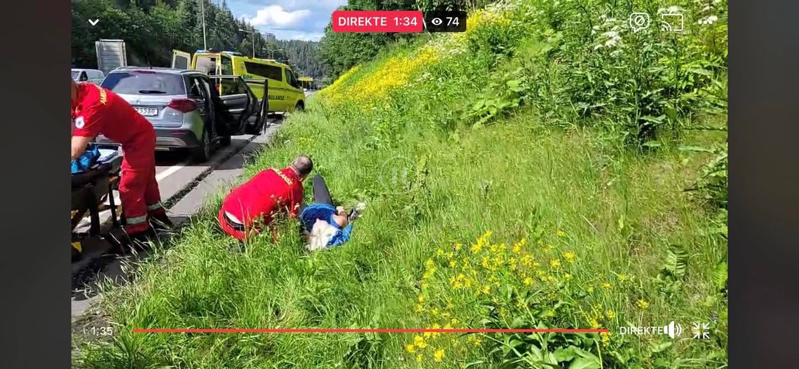 En person som trolig er Anna Bråthen får hjelp. Skjermdump/ Alternativ Media En person som trolig er Anna Bråthen får hjelp. Skjermdump/ Alternativ Media