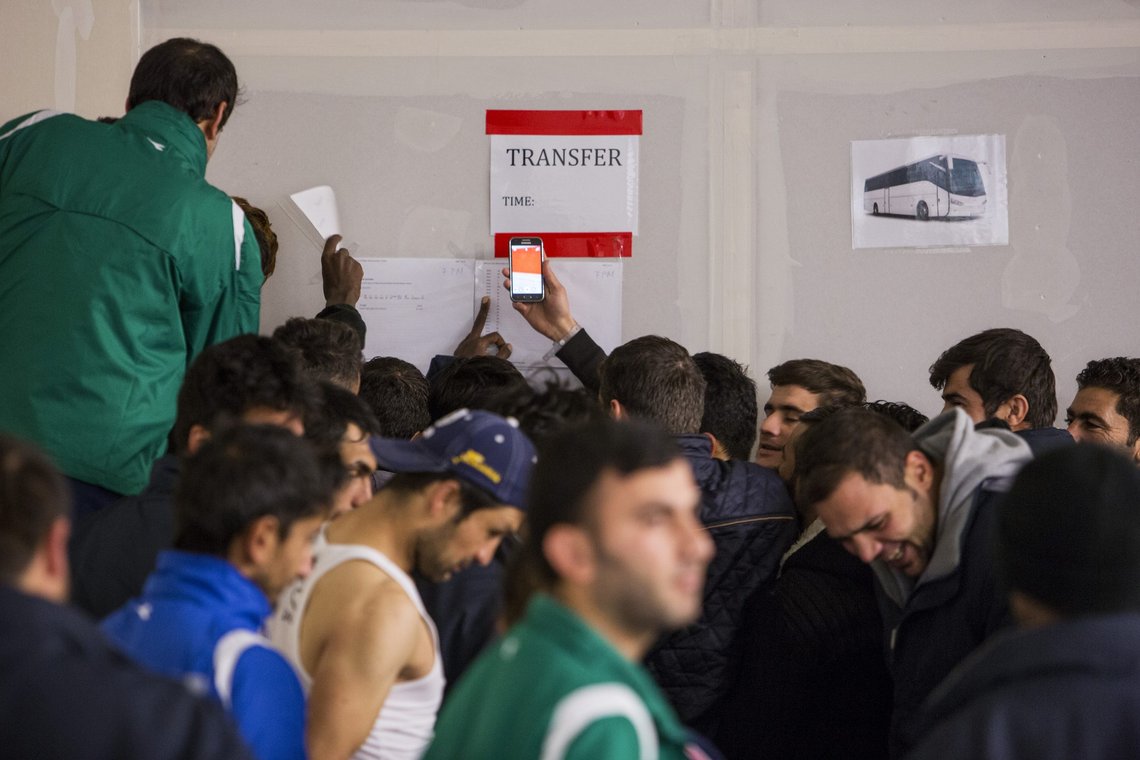 Råde 20151028.
Utålmodige immigranter og flyktninger på mottakssenteret i Råde ser på listen over hvem som skal sendes videre til neste mottak. Daglig blir listen oppdatert.
Foto: Tore Meek / NTB Råde 20151028.
Utålmodige immigranter og flyktninger på mottakssenteret i Råde ser på listen over hvem som skal sendes videre til neste mottak. Daglig blir listen oppdatert.
Foto: Tore Meek / NTB