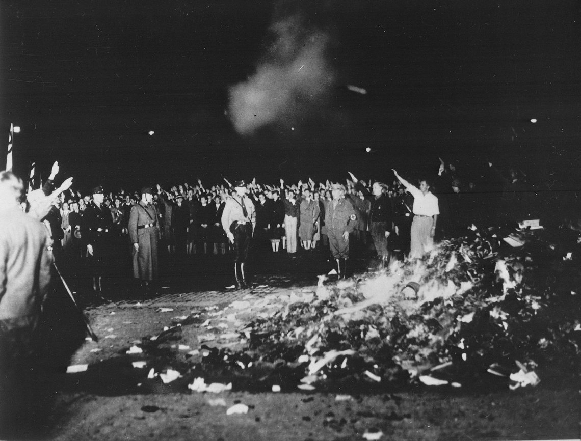 Dagens bokbål er ikke like visuelt dramatiske som tidligere tiders, men antagelig hakket mere effektive. Bücherverbrennung 1933, foto: Georg Pahl / Wikimedia Commons Dagens bokbål er ikke like visuelt dramatiske som tidligere tiders, men antagelig hakket mere effektive. Bücherverbrennung 1933, foto: Georg Pahl / Wikimedia Commons