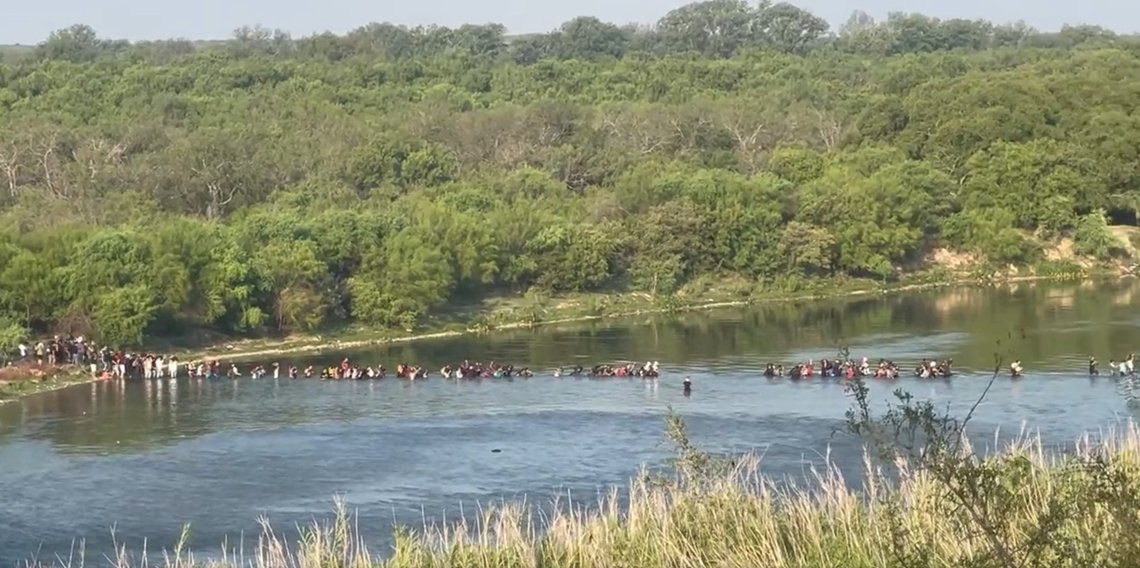 Her sees hundrevis av migranter på vei over Rio Grande ved Eagle Pass i Texas. Skjermdump: Bill Melugin / Fox News / Twitter Her sees hundrevis av migranter på vei over Rio Grande ved Eagle Pass i Texas. Skjermdump: Bill Melugin / Fox News / Twitter