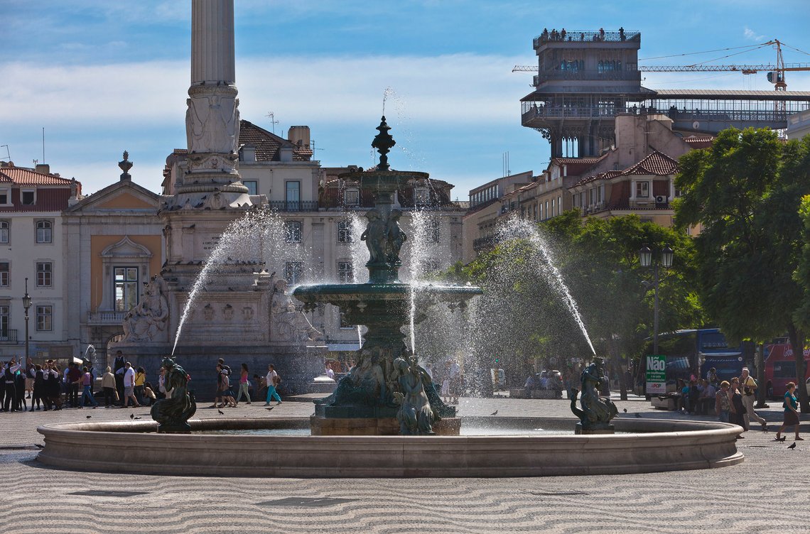Her, på Rossio i sentrum av Lisboa, startet det som er kjent som Lisboa-pogromen. Foran Fonte Norte do Rossio. Bak fontenen ses sokkelen av Dom Pedro IV-monumentet. I bakgrunnen Elevador de Santa Justa. Foto: Arnt Jensvoll / Document Her, på Rossio i sentrum av Lisboa, startet det som er kjent som Lisboa-pogromen. Foran Fonte Norte do Rossio. Bak fontenen ses sokkelen av Dom Pedro IV-monumentet. I bakgrunnen Elevador de Santa Justa. Foto: Arnt Jensvoll / Document