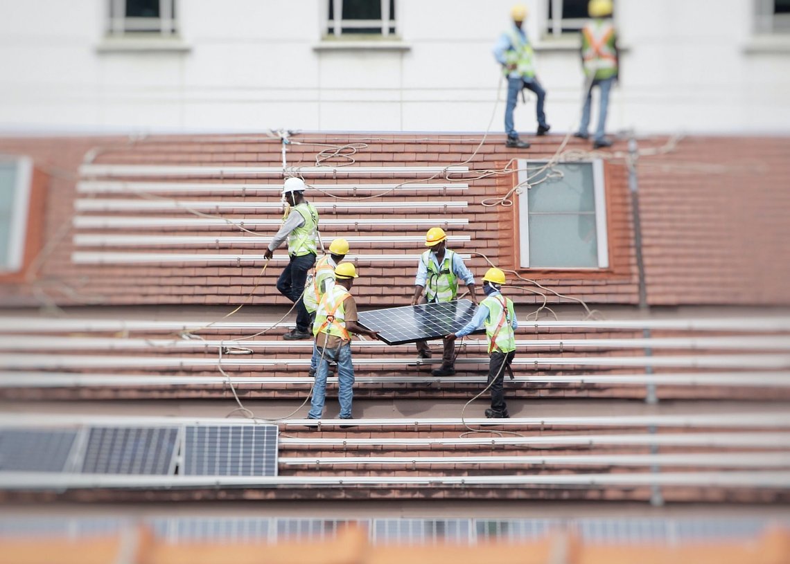 California har subsidiert solcellepaneler i tyve år. Nu går de til søppelfyllinger og kan forurense grunnvannet. De som resirkuleres må sendes ut av delstaten grunnet strenge miljøkrav i California…
Foto: Justin Lim / Unsplash California har subsidiert solcellepaneler i tyve år. Nu går de til søppelfyllinger og kan forurense grunnvannet. De som resirkuleres må sendes ut av delstaten grunnet strenge miljøkrav i California…
Foto: Justin Lim / Unsplash