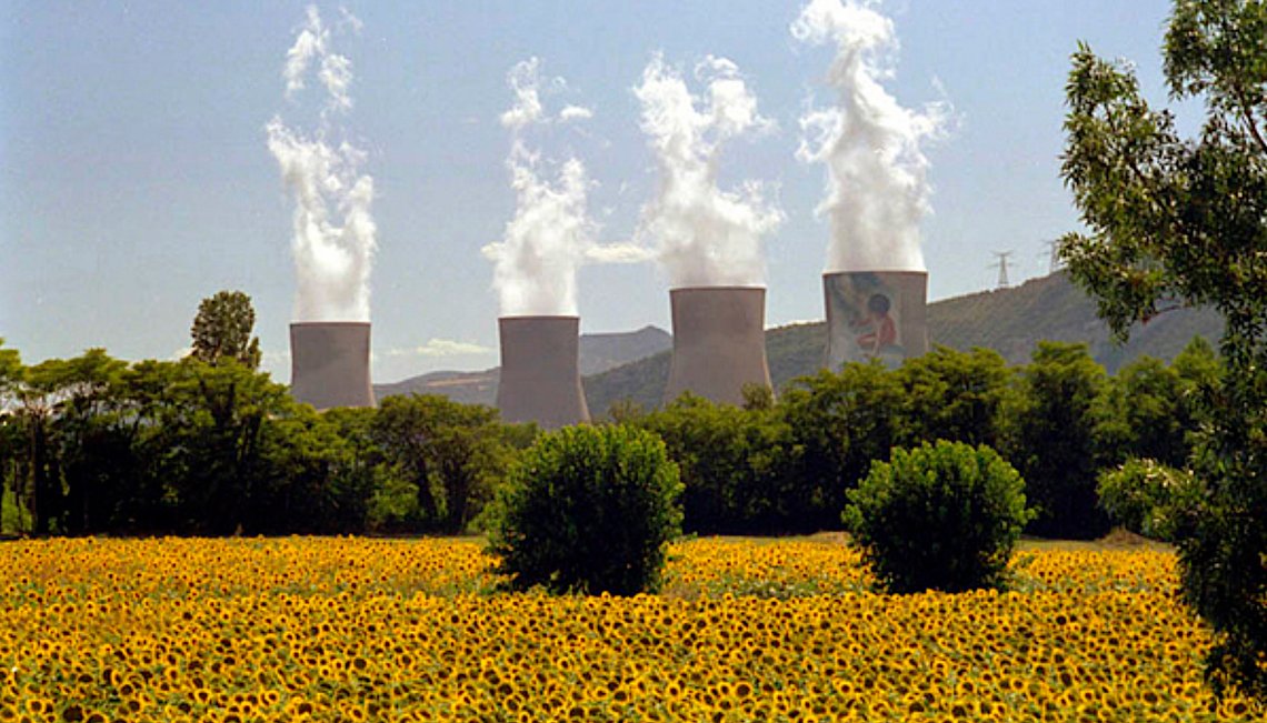 Foto fra Wikimedia commons. Dette bildet viser et kjernekraftverk i Frankrike. Foto fra Wikimedia commons. Dette bildet viser et kjernekraftverk i Frankrike.