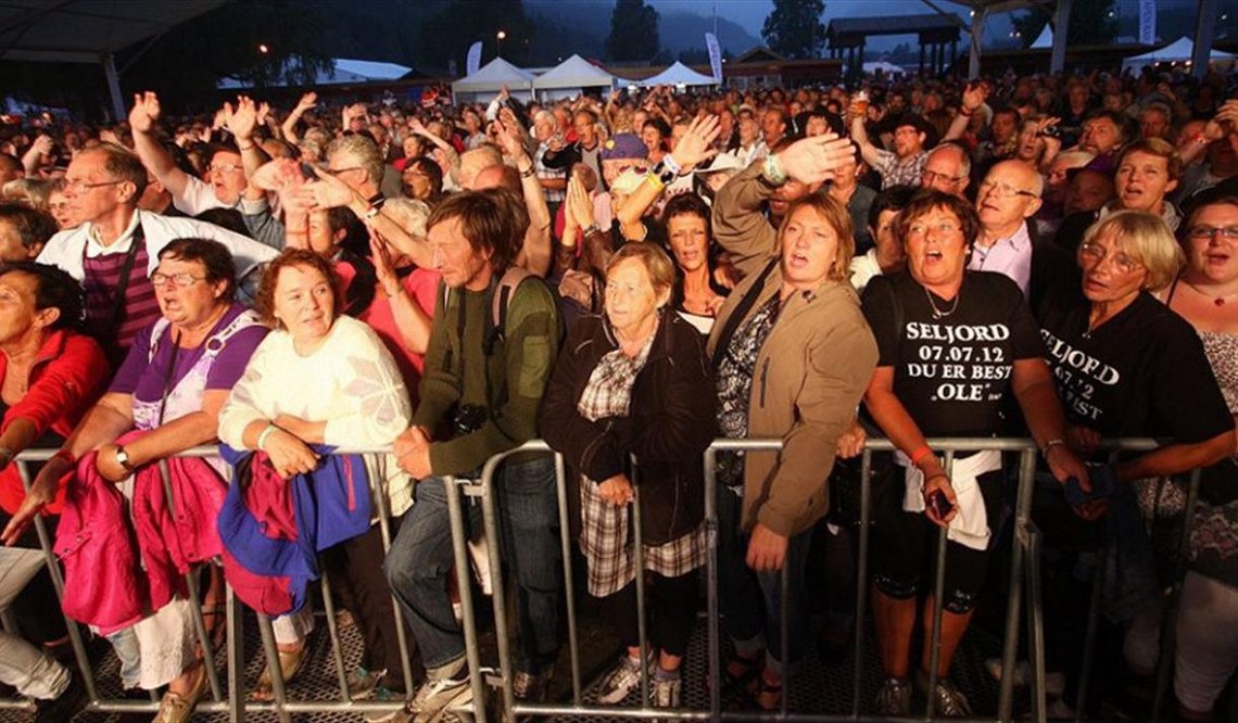 God stemning på festival i Seljord. Foto: VisitTelemark God stemning på festival i Seljord. Foto: VisitTelemark