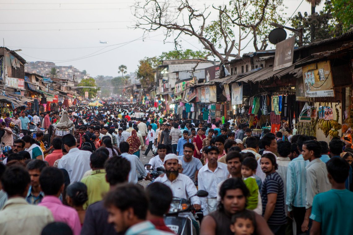 Bare tolv år etter å ha passert syv milliarder-grensen er vi åtte milliarder mennesker på jorden. Neste år vil India passere Kina som verdens mest folkerike land. Foto fra Mumbai, India: Arnt Jensvoll / Document Bare tolv år etter å ha passert syv milliarder-grensen er vi åtte milliarder mennesker på jorden. Neste år vil India passere Kina som verdens mest folkerike land. Foto fra Mumbai, India: Arnt Jensvoll / Document