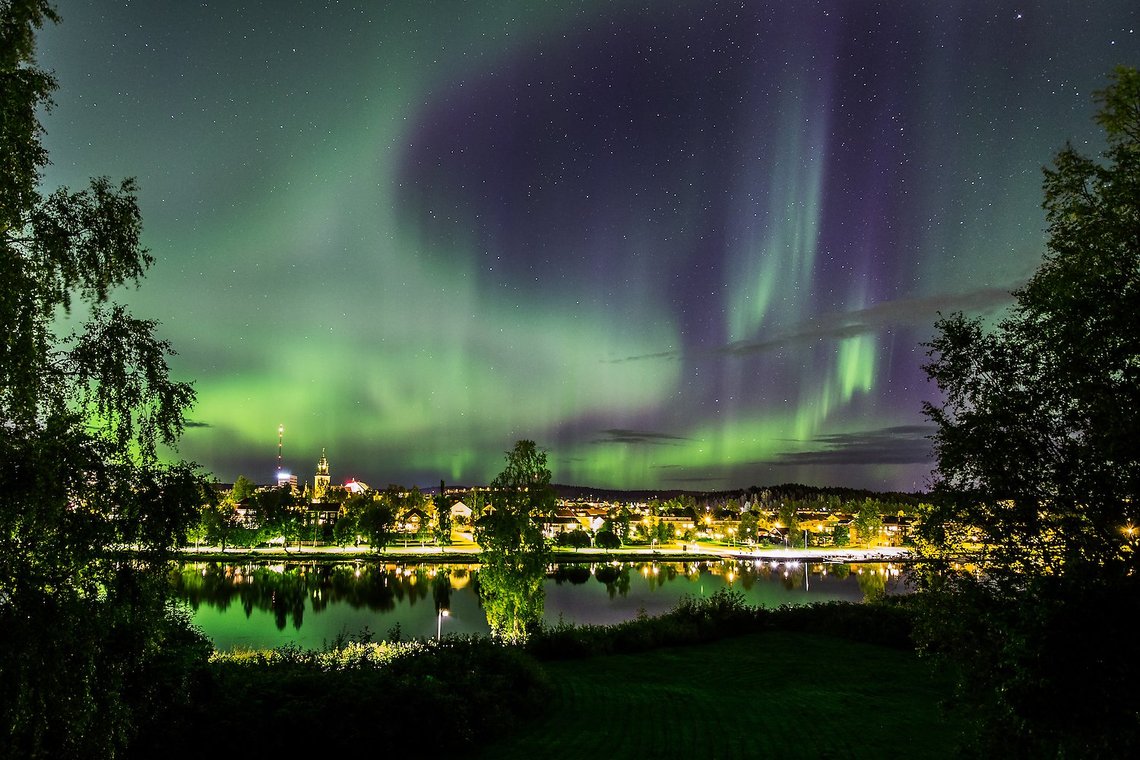 Skellefteå, en idyllisk liten by i Nord-Sverige. Nå tør ikke foreldrene la barne leke ute uten oppsyn, og unge gutter våger ikke å stikke en tur på fotballbanen. Foto: Skellefteå.se Skellefteå, en idyllisk liten by i Nord-Sverige. Nå tør ikke foreldrene la barne leke ute uten oppsyn, og unge gutter våger ikke å stikke en tur på fotballbanen. Foto: Skellefteå.se