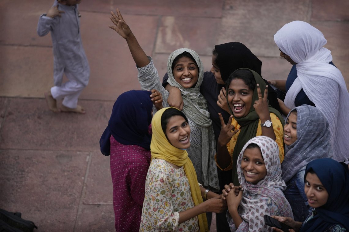 Ifølge en fersk FN-rapport vil India overgå Kina som verdens mest folkerike land i 2023. Verdens befolkningen vil nå 8 milliarder i 2022. Foto: Manish Swarup / AP / NTB Ifølge en fersk FN-rapport vil India overgå Kina som verdens mest folkerike land i 2023. Verdens befolkningen vil nå 8 milliarder i 2022. Foto: Manish Swarup / AP / NTB