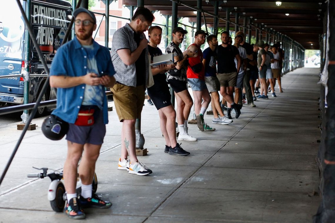 Menn står i kø utenfor Bushwick Education Campus i Brooklyn for å ta vaksine mot apekopper. Foto: Kena Betancur / AFP / NTB Menn står i kø utenfor Bushwick Education Campus i Brooklyn for å ta vaksine mot apekopper. Foto: Kena Betancur / AFP / NTB