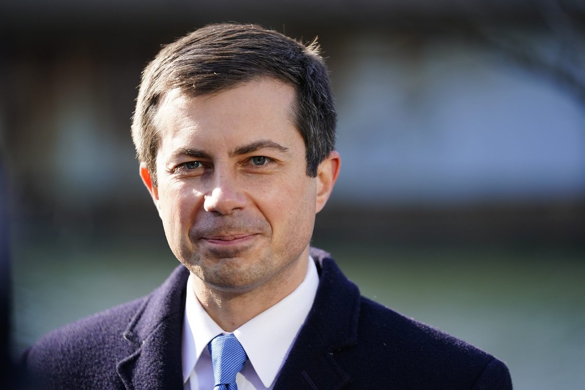 Bidens transportminister Pete Buttigieg vil ha flest mulig amerikanere over på elbil. Foto: AP /Matt Rourke /NTB Bidens transportminister Pete Buttigieg vil ha flest mulig amerikanere over på elbil. Foto: AP /Matt Rourke /NTB