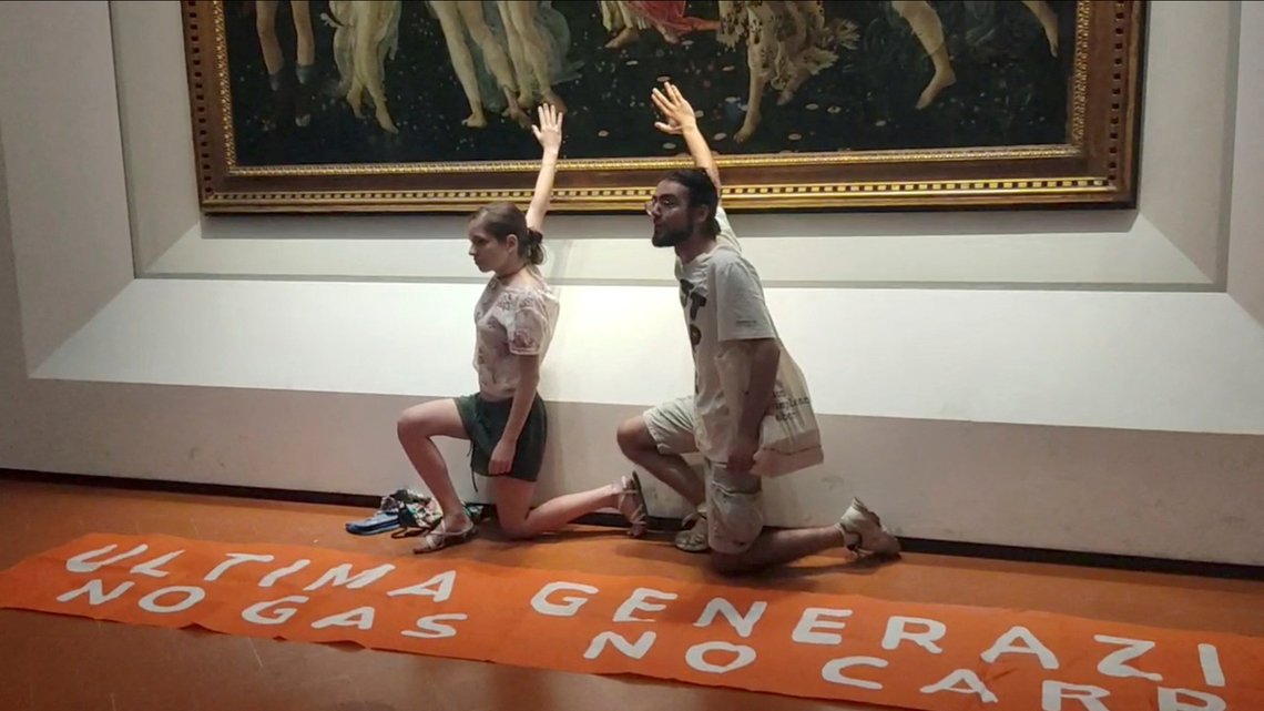 Demonstranter limer seg til Botticellis "Primavera" i Uffizi-galleriet i Firenze, Italia 22. juli 2022, Stillbilde på pixler hentet fra video. Ultima Generazione/Handout via REUTERS Demonstranter limer seg til Botticellis "Primavera" i Uffizi-galleriet i Firenze, Italia 22. juli 2022, Stillbilde på pixler hentet fra video. Ultima Generazione/Handout via REUTERS