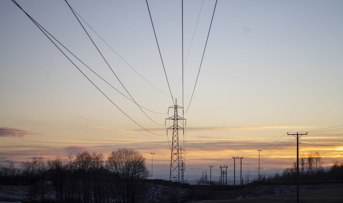 Jessheim 20211130.
Gjestad trafostasjon og høyspentledninger i Jessheim. Strøm. Strømpriser. Strømpris. Kraft. Energi. Kraftkabler. Kraftkabel. Nettleie. Strømnett. Elektrisitet. Kabel. Strømkabler. Strømkabel. Strømledning. Ledning.
Foto: Marius Helge Larsen / NTB Jessheim 20211130.
Gjestad trafostasjon og høyspentledninger i Jessheim. Strøm. Strømpriser. Strømpris. Kraft. Energi. Kraftkabler. Kraftkabel. Nettleie. Strømnett. Elektrisitet. Kabel. Strømkabler. Strømkabel. Strømledning. Ledning.
Foto: Marius Helge Larsen / NTB