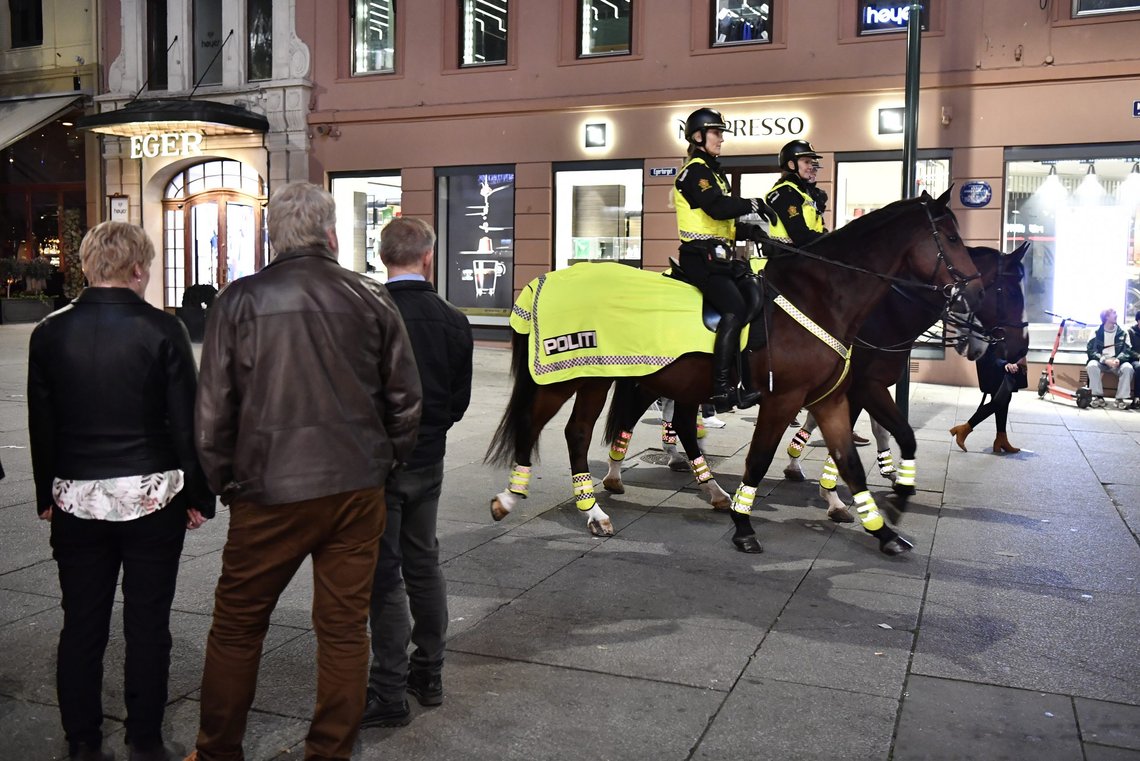 Det er mer politi å se i gatene etter angrepet i Oslo 25. juni. Politiet vil ha ekstra patruljering så lenge de synes det er nødvendig. Foto: Naina Helén Jåma / NTB Det er mer politi å se i gatene etter angrepet i Oslo 25. juni. Politiet vil ha ekstra patruljering så lenge de synes det er nødvendig. Foto: Naina Helén Jåma / NTB